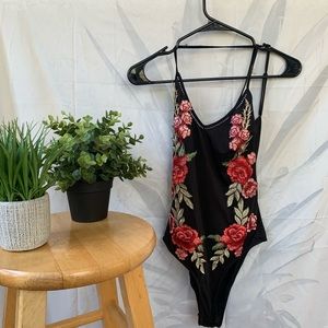 ★ Black + red/green floral bodysuit ★ SIZE M ★